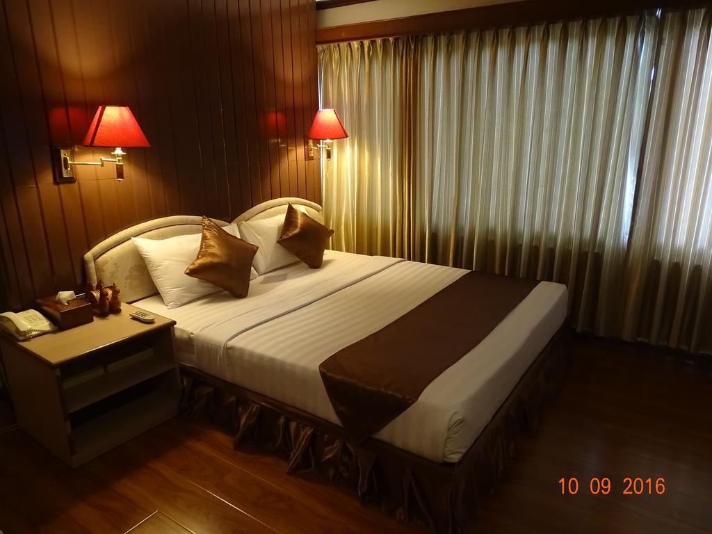 Bed and Breakfast Backpackerz @ Orchid à Yangon Extérieur photo