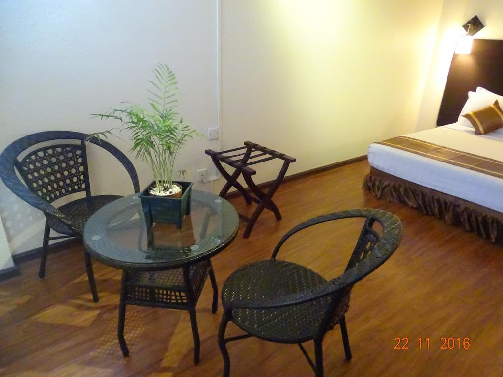 Bed and Breakfast Backpackerz @ Orchid à Yangon Extérieur photo