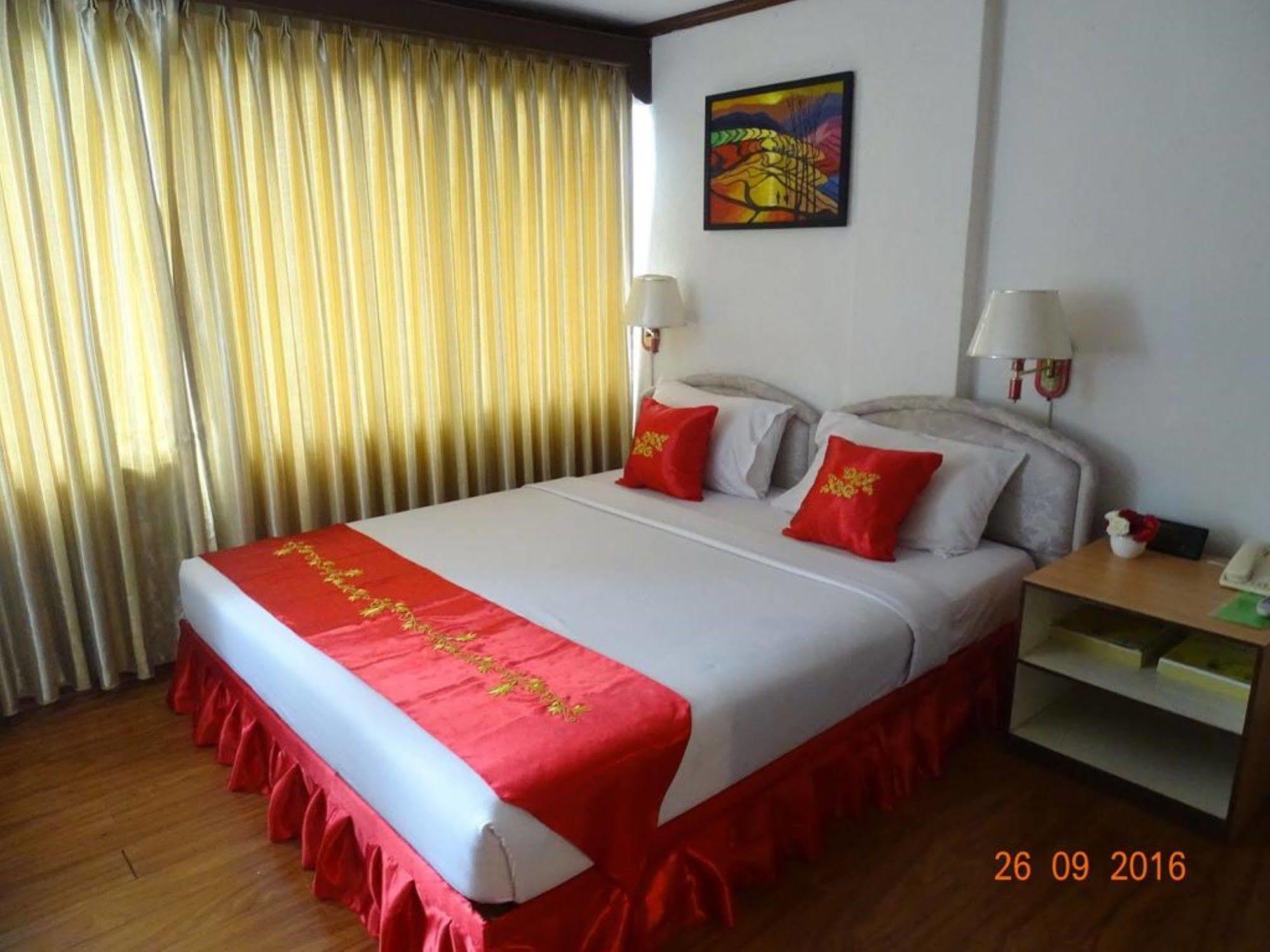 Bed and Breakfast Backpackerz @ Orchid à Yangon Extérieur photo