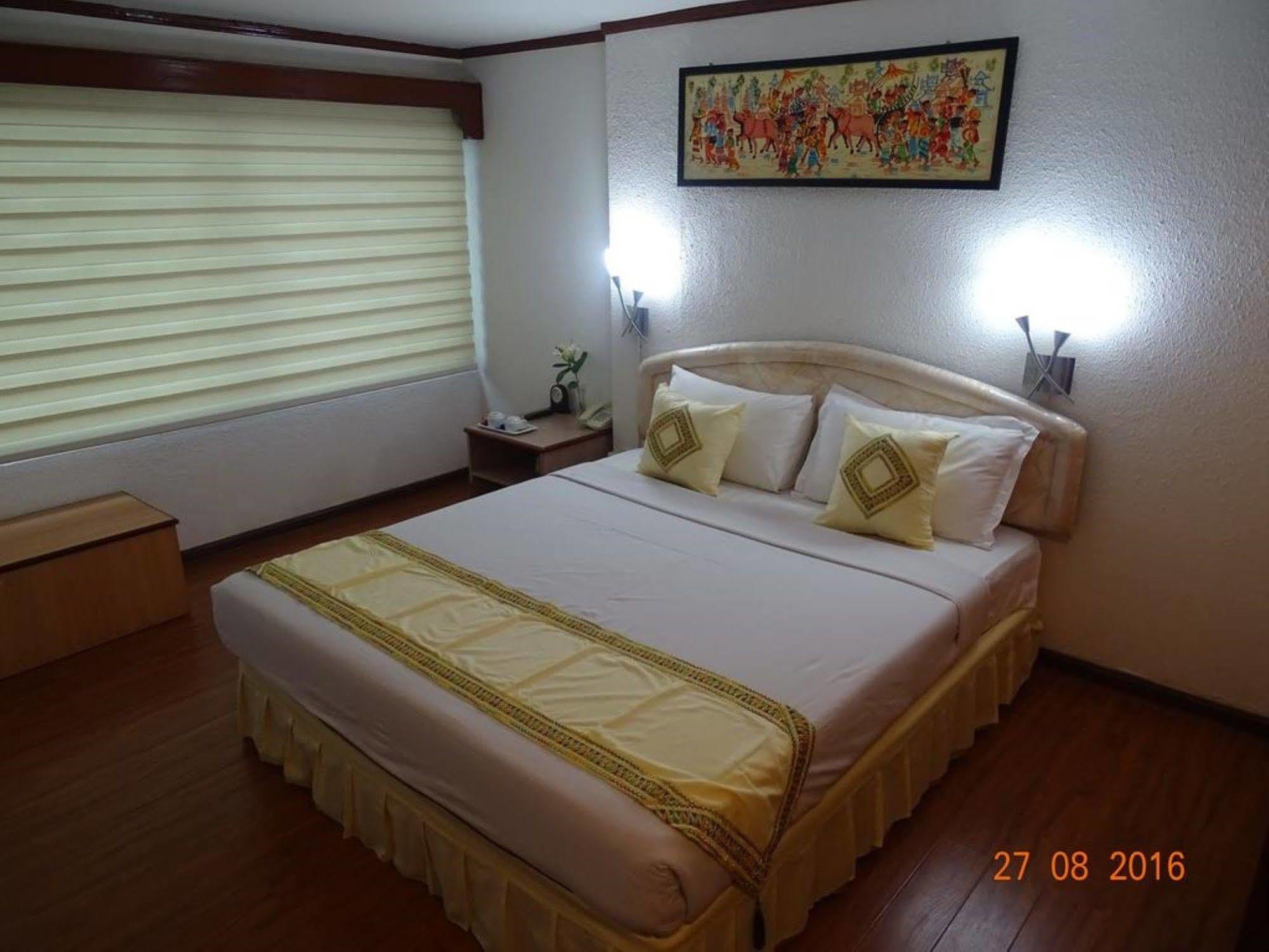 Bed and Breakfast Backpackerz @ Orchid à Yangon Extérieur photo