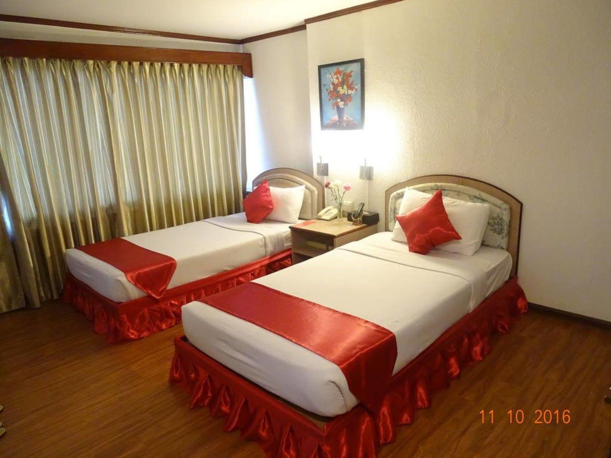 Bed and Breakfast Backpackerz @ Orchid à Yangon Extérieur photo