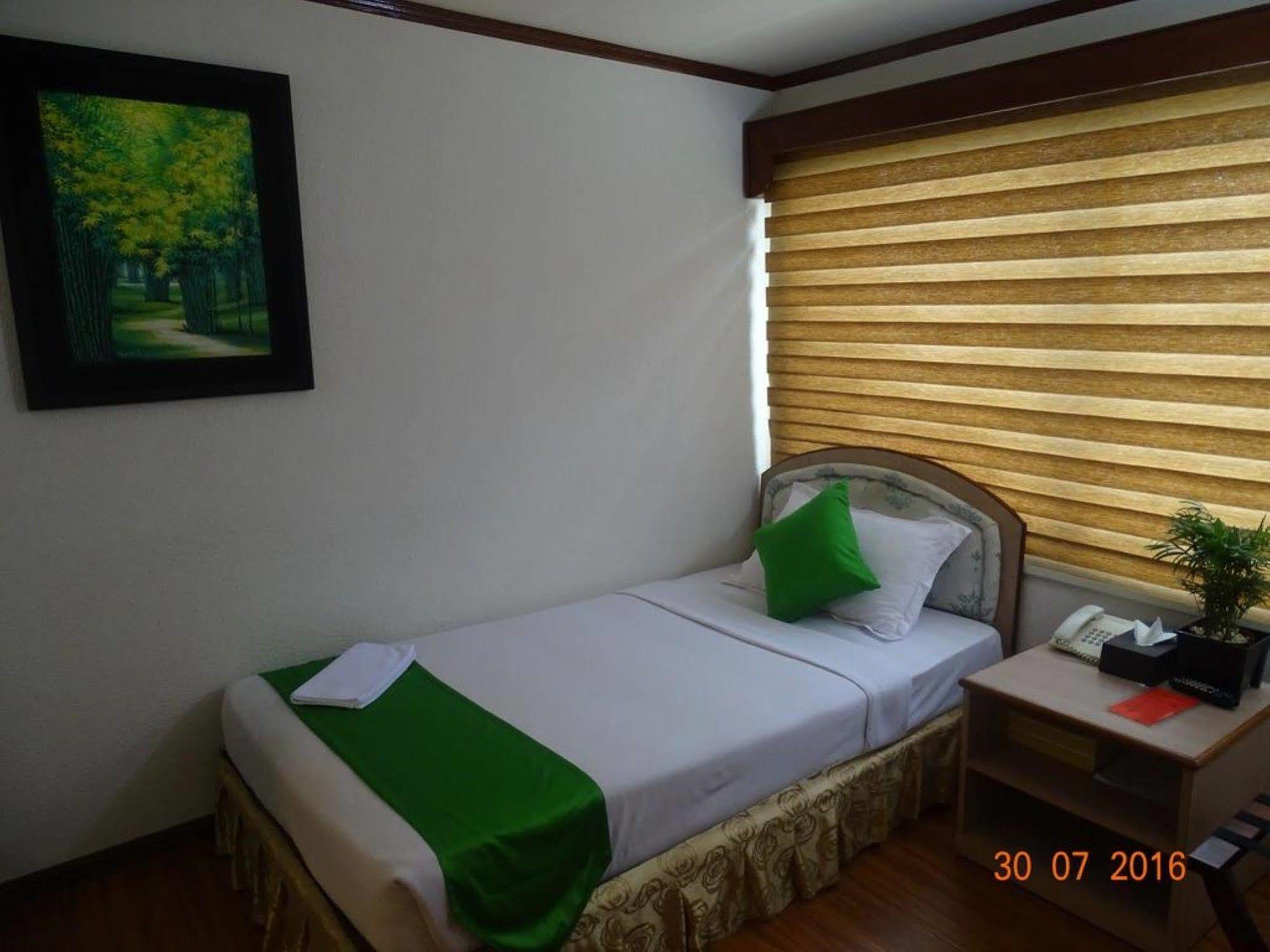 Bed and Breakfast Backpackerz @ Orchid à Yangon Extérieur photo