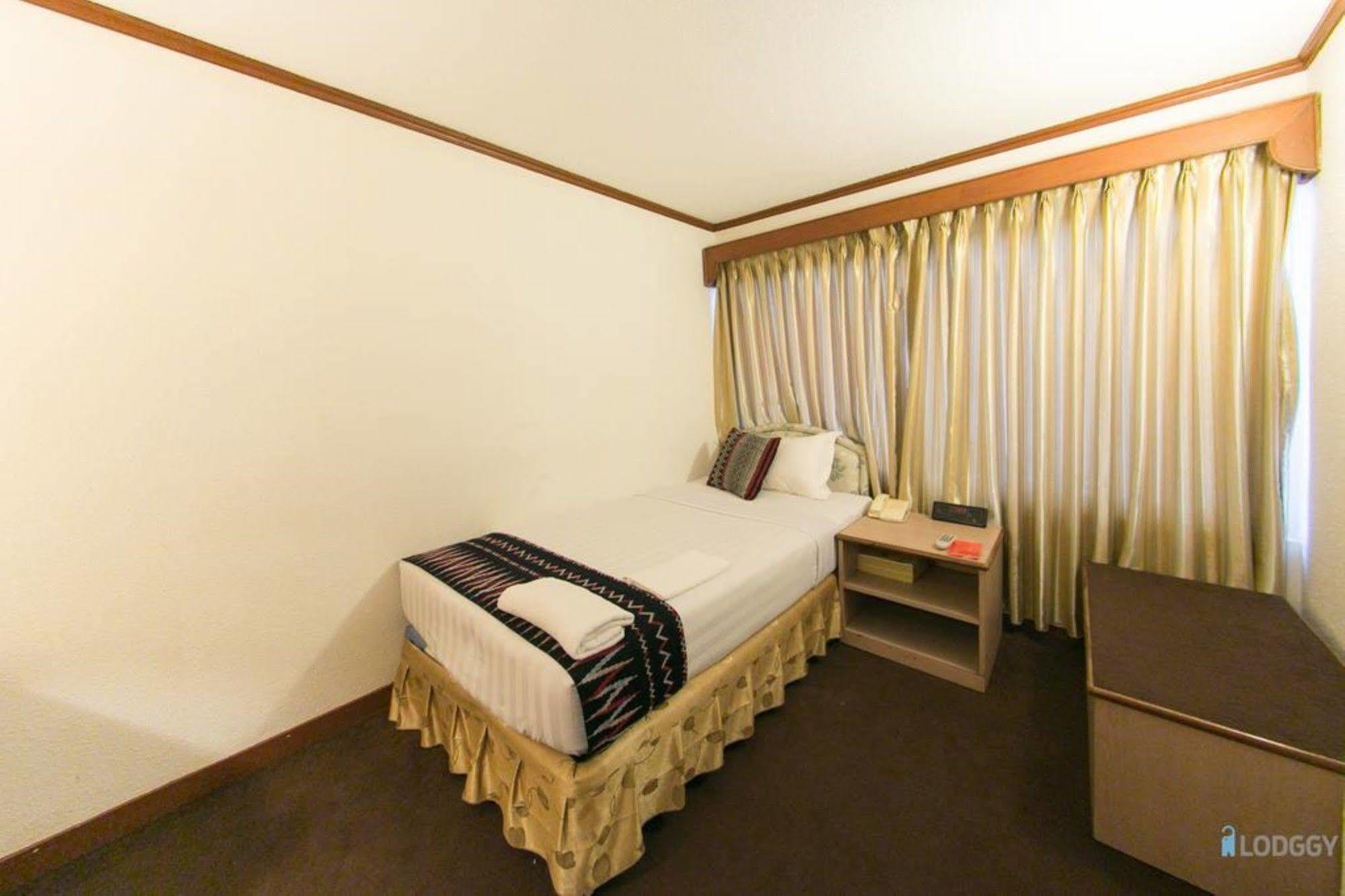 Bed and Breakfast Backpackerz @ Orchid à Yangon Extérieur photo