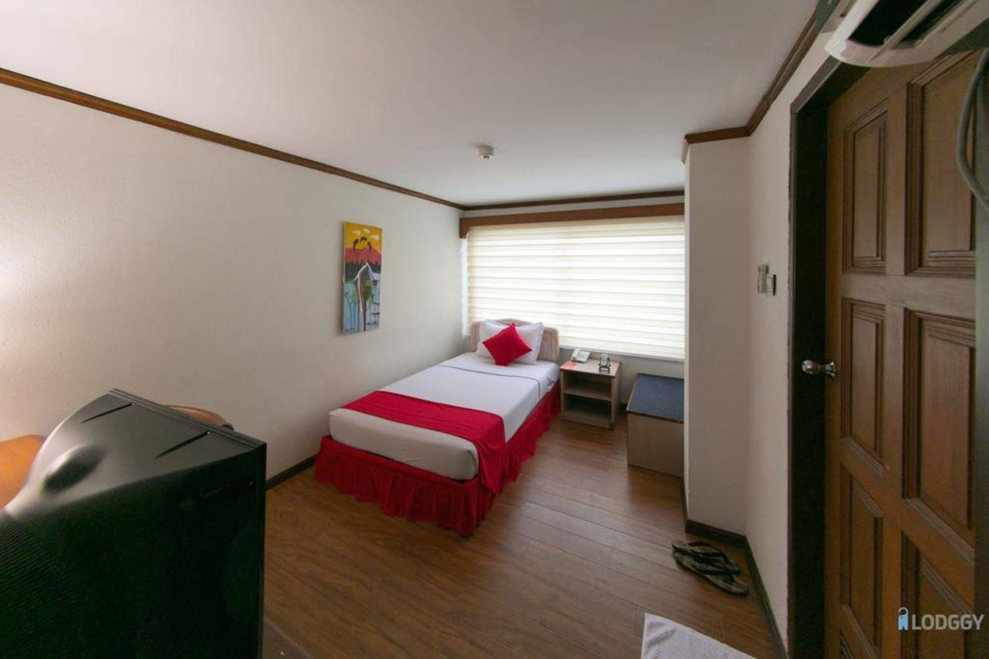 Bed and Breakfast Backpackerz @ Orchid à Yangon Extérieur photo