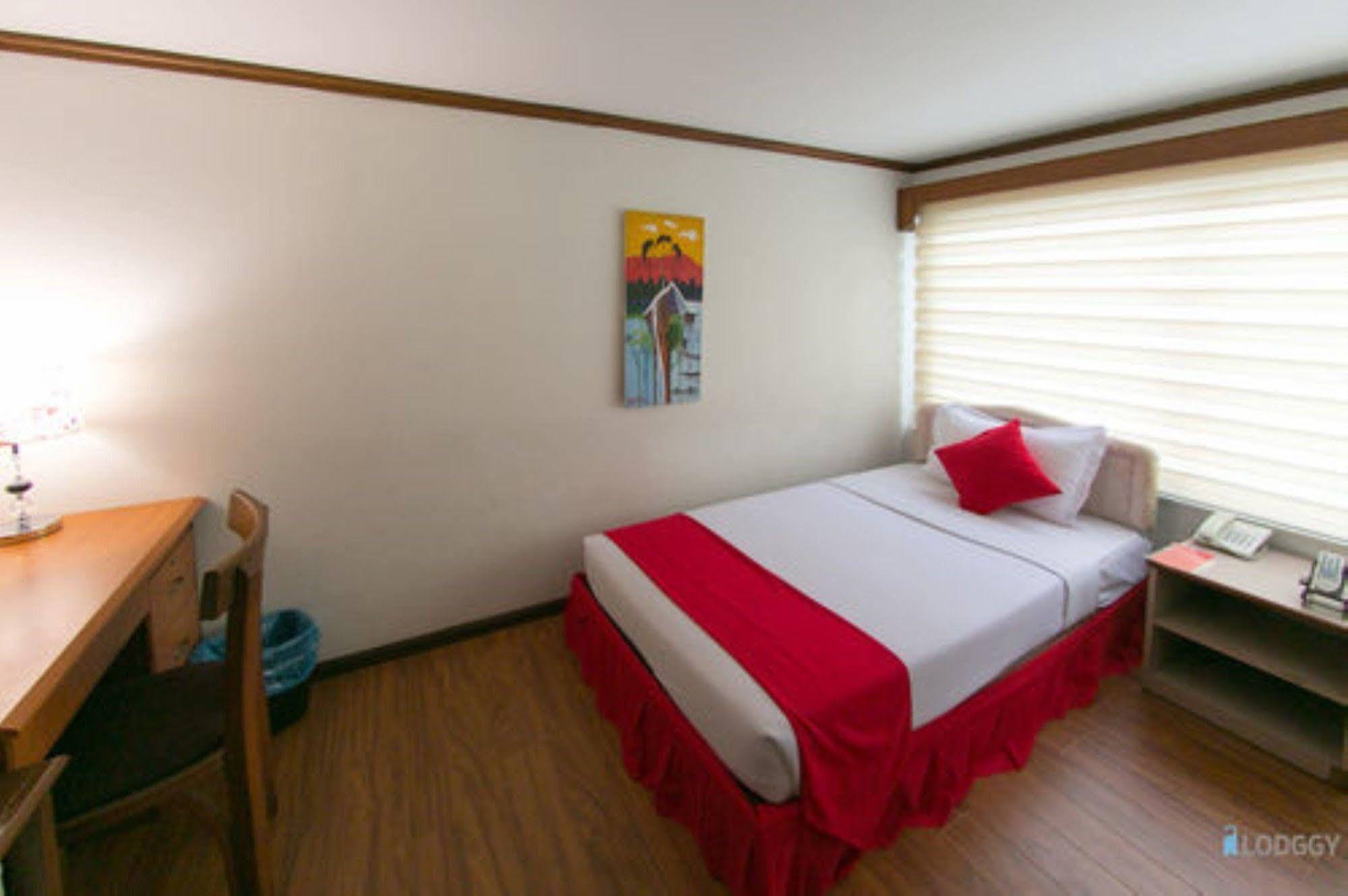 Bed and Breakfast Backpackerz @ Orchid à Yangon Extérieur photo